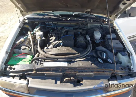 2000 Chevrolet S-10 Ls z USA, uszkodzony, nr VIN 1GCCS1957YK295349